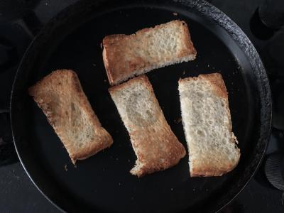 Užkandžių sumuštiniai su dešrelėmis ir lydytu sūriu Žingsnis 2