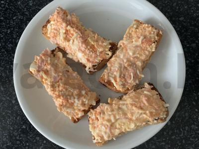 Užkandžių sumuštiniai su dešrelėmis ir lydytu sūriu pagrindine nuotrauka