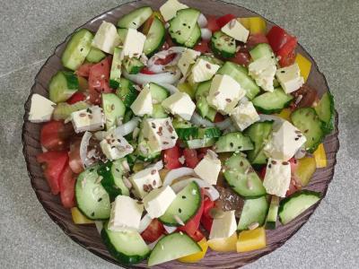 Daržovių salotas su feta sūriu ir citrina pagrindine nuotrauka