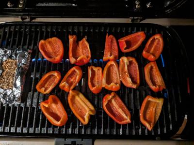 Grilio salotas su keptais pipirais Žingsnis 1