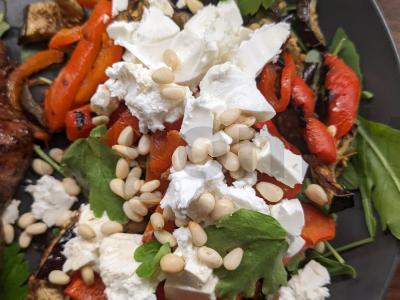 Grilio salotas su keptais pipirais pagrindine nuotrauka