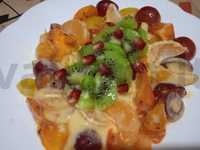 Vaisių salotos su konservuotais persikais „Naujametinis“ pagrindine nuotrauka