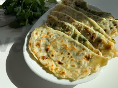 Kutaibai su žolelėmis ir feta sūriu pagrindine nuotrauka