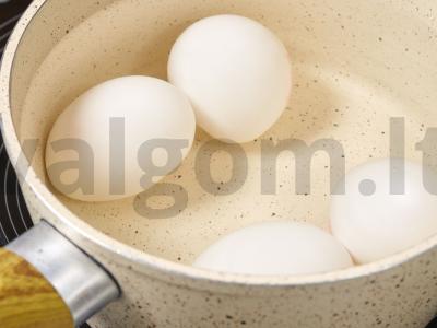 Salotas su agurkais, kiaušiniu ir žirneliais Žingsnis 1