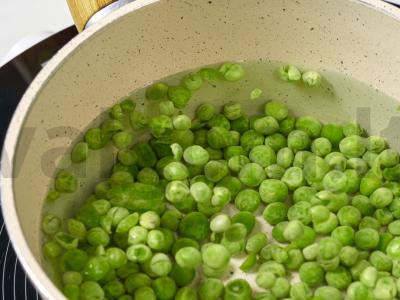 Salotas su agurkais, kiaušiniu ir žirneliais Žingsnis 2