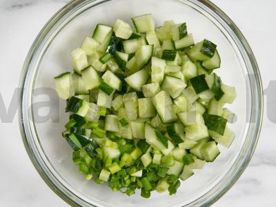 Salotas su agurkais, kiaušiniu ir žirneliais Žingsnis 3