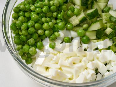 Salotas su agurkais, kiaušiniu ir žirneliais Žingsnis 4