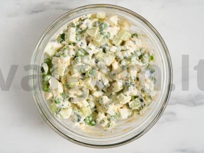 Salotas su agurkais, kiaušiniu ir žirneliais Žingsnis 6