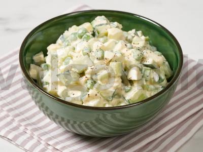 Salotas su agurkais, kiaušiniu ir žirneliais pagrindine nuotrauka