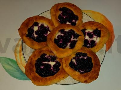 Varškės vafliai su miško mėlynėmis pagrindine nuotrauka