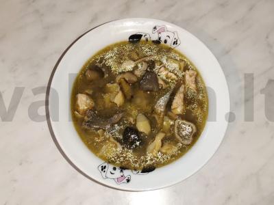 Baltųjų grybų sriuba su žalia karčioji pasta pagrindine nuotrauka