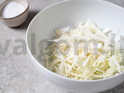 Šviežias kopūstų salotas su morkomis Žingsnis 1