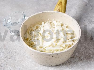 Šviežias kopūstų salotas su morkomis Žingsnis 4