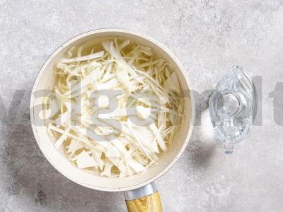 Šviežias kopūstų salotas su morkomis Žingsnis 5