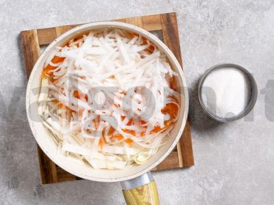 Šviežias kopūstų salotas su morkomis Žingsnis 6