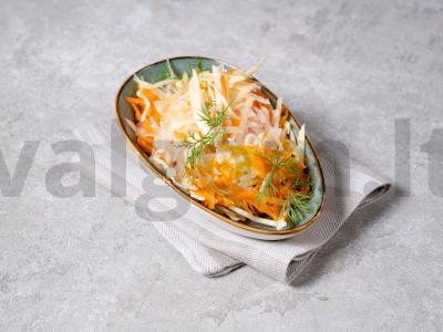 Šviežias kopūstų salotas su morkomis pagrindine nuotrauka