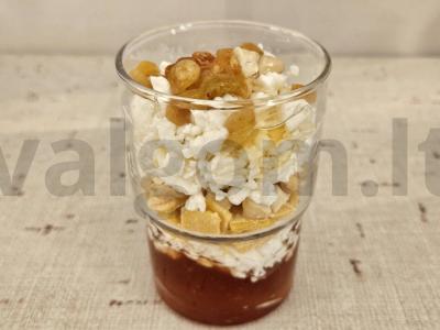 Varškės ir medaus trifle desertui pagrindine nuotrauka