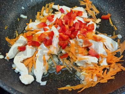 Makaronai su vištiena pomidorų padaže Žingsnis 2