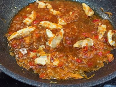 Makaronai su vištiena pomidorų padaže Žingsnis 4