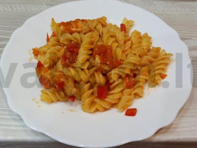 Makaronai su vištiena pomidorų padaže pagrindine nuotrauka