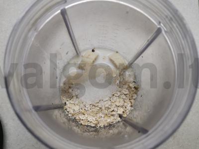 Pieninis kokteilis su bananais, serbentais ir avižomis Žingsnis 2