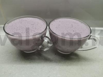 Pieninis kokteilis su bananais, serbentais ir avižomis pagrindine nuotrauka