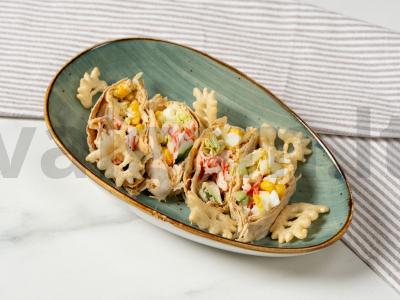 Tortilija su krabų lazdelėmis ir kiaušiniu pagrindine nuotrauka