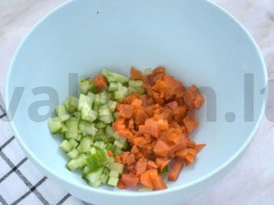 Olivje salotos su kumpiu be bulvių Žingsnis 1