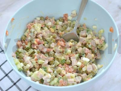 Olivje salotos su kumpiu be bulvių Žingsnis 6