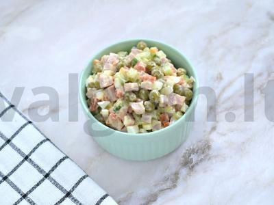 Olivje salotos su kumpiu be bulvių pagrindine nuotrauka