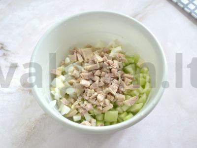 Salotos su vištiena, kukurūzais ir agurkais Žingsnis 2