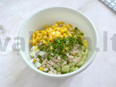 Salotos su vištiena, kukurūzais ir agurkais Žingsnis 3
