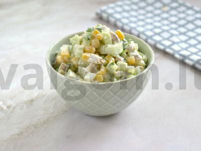 Salotos su vištiena, kukurūzais ir agurkais pagrindine nuotrauka