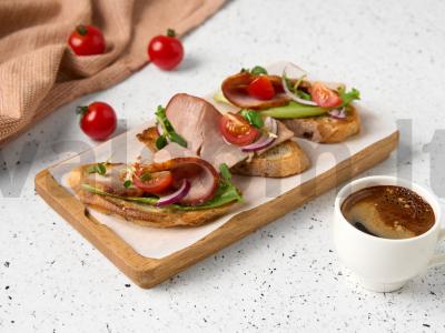 Brusketa su šonine pagrindine nuotrauka