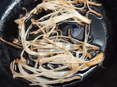 Aštrus funčozas su krevetėmis ir enoki grybais Žingsnis 6