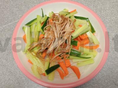 Aštrus funčozas su krevetėmis ir enoki grybais Žingsnis 7