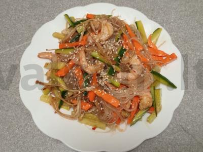 Aštrus funčozas su krevetėmis ir enoki grybais pagrindine nuotrauka