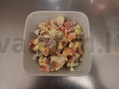 Salotas su švelnia kumpine, kiaušiniu ir sūriu pagrindine nuotrauka