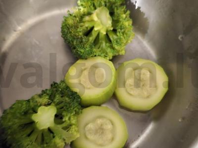 Daržovių kotletai iš brokolių ir cukinijų su sūriu Žingsnis 1