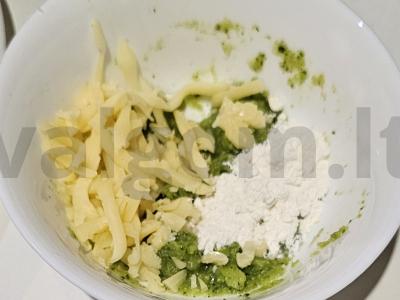Daržovių kotletai iš brokolių ir cukinijų su sūriu Žingsnis 4