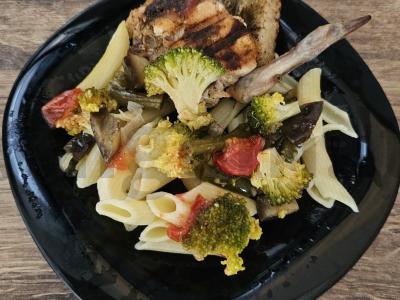 Vištiena ant grotelių su daržovėmis ir makaronais pagrindine nuotrauka