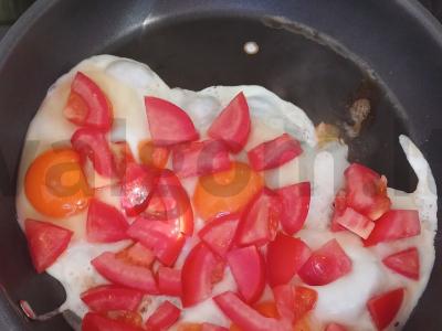 Kiaušinienė su pomidorais ir sūriu Žingsnis 4