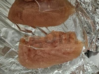 Vištienos kotletai po sūrio ir pomidorų kepure Žingsnis 3