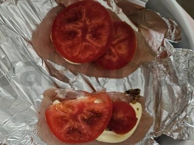 Vištienos kotletai po sūrio ir pomidorų kepure Žingsnis 6