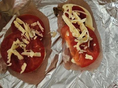 Vištienos kotletai po sūrio ir pomidorų kepure Žingsnis 8