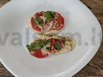 Vištienos kotletai po sūrio ir pomidorų kepure pagrindine nuotrauka