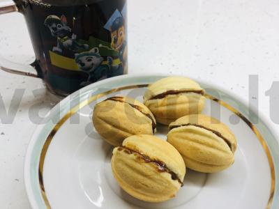 Riešutai su virta saldinta grietinėle arbatai pagrindine nuotrauka