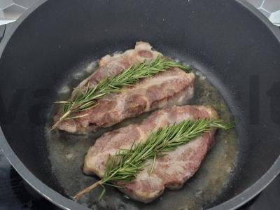 Keptas steikas su rozmarinu ir pomidorų spagečiais Žingsnis 4