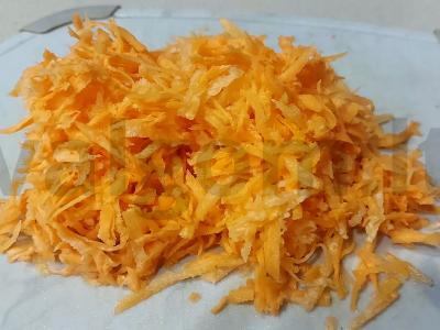 Menkių filė, kepta majonezo-garstyčių padaže su sūriu ir svogūnais Žingsnis 2