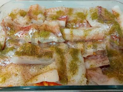 Menkių filė, kepta majonezo-garstyčių padaže su sūriu ir svogūnais Žingsnis 4